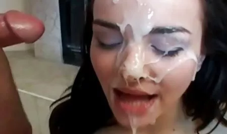 دختر فرفری روی صورت خود یک معرفی کانالهای سکسی تلگرام دستمال ضخیم می کند.