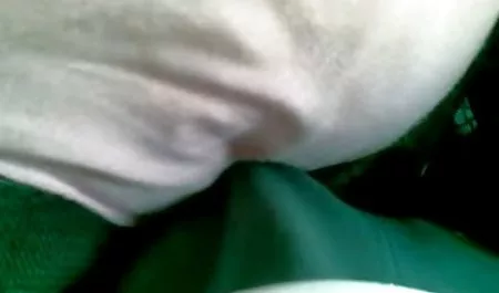 مستی زن بالغ شروع به استمناء در کانالهای فیلم سوپر در تلگرام یک چکش زنبور می کند.