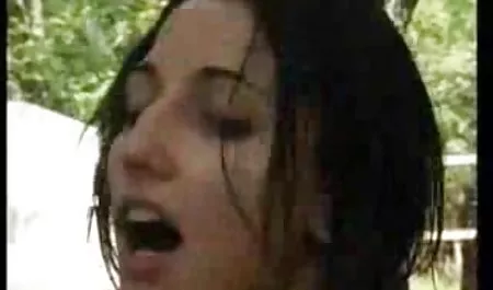 ستاره رپ دختری سفید کانالهای سکسی پوست را لگد می زند.